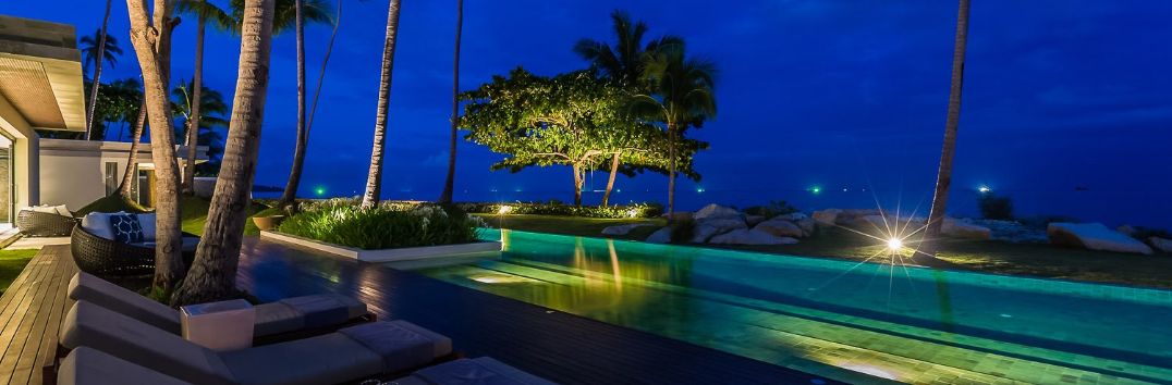 bela imagem de piscina a noite revestida com pedra hijau artemano
