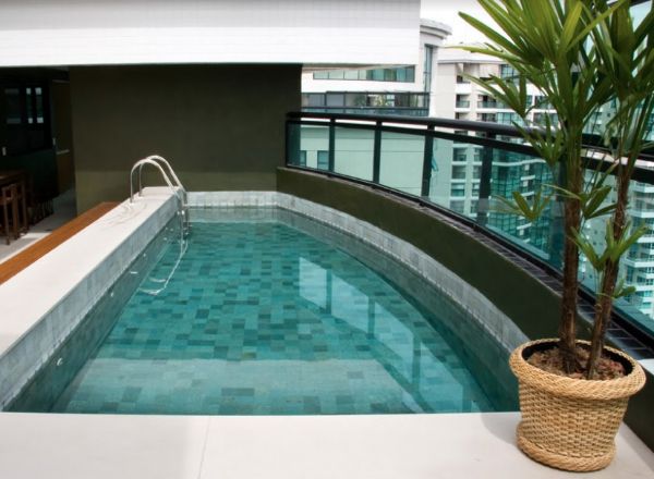bela piscina no terraço revestida com pedra hijau lisa artemano revestimentos naturais