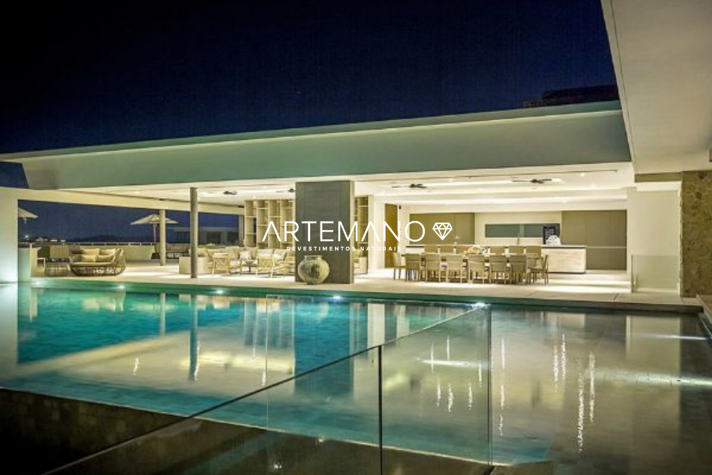 piscina a noite revestida com pedra hijau projeto artemano