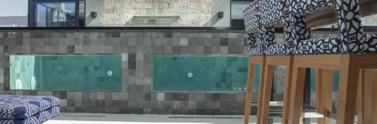 lindo projeto de piscina com revestimentos naturais artemano