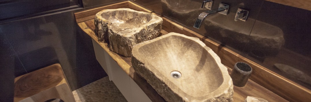 Banheiro com revestimentos naturais Artemano e cubas de pedra natural importadas