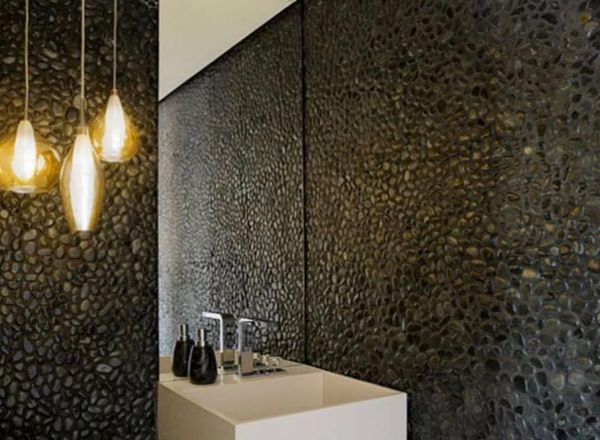 pedras naturais no banheiro para revestir as paredes