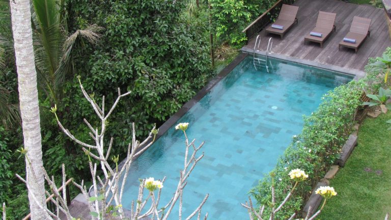 revestimento pedra hijau artemano aplicado em piscina