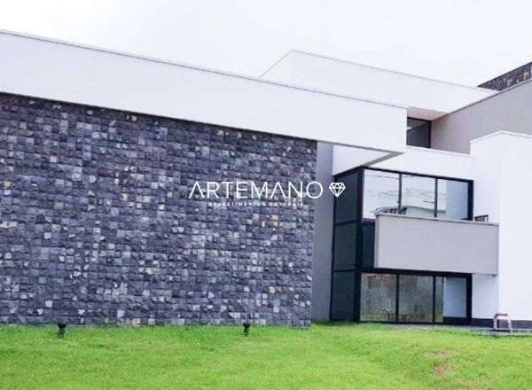 destaque para linda fachada revestida com pedra hitam bruta artemano