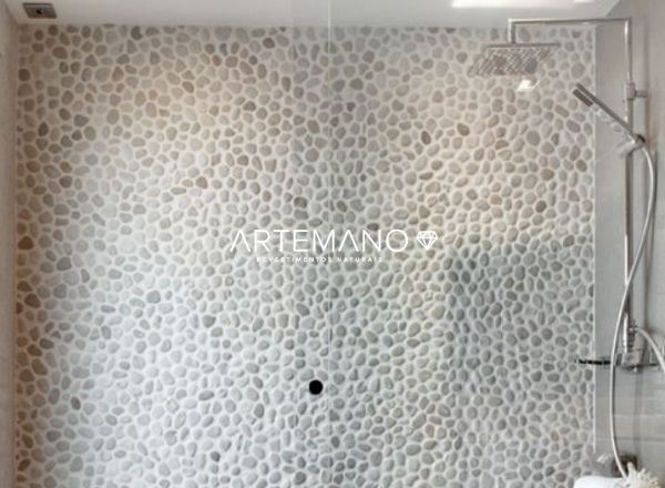 banheiro revestido com seixo telado artemano