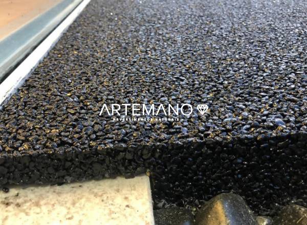 detalhe aplicação do micro seixos para piso artemano revestimentos naturais