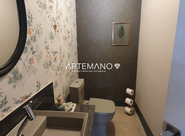banheiro com uma parede revestida de micro seixos revestimentos naturais artemano