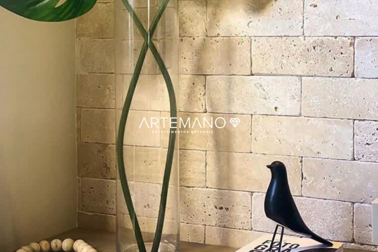 mármore travertino turquia em parede da sala