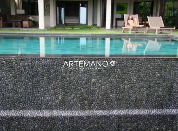 espaço externo da piscina revestido com seixo telado preto artemano revestimentos naturais