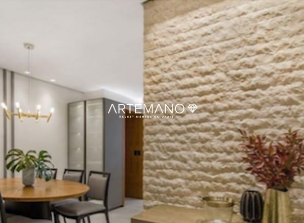 projeto com parede da sala de estar revestida por pedra natural artemano