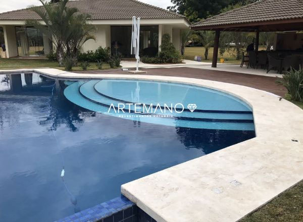 projeto sofisticado com marmore na borda de piscina