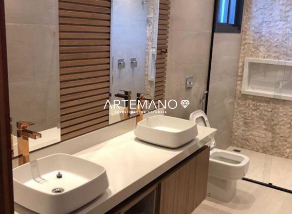 aplicacao de revestimento natural travertino no box do banheiro