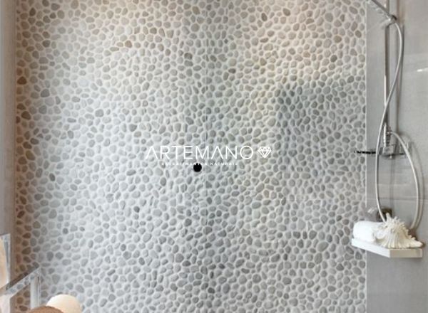 projeto de banheiro clean com seixo telado branco revestindo o interior do box