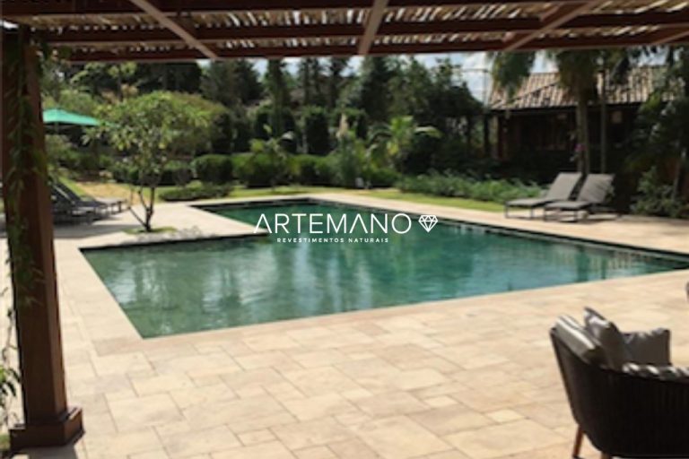 area externa com revestimento de marmore na borda de piscina