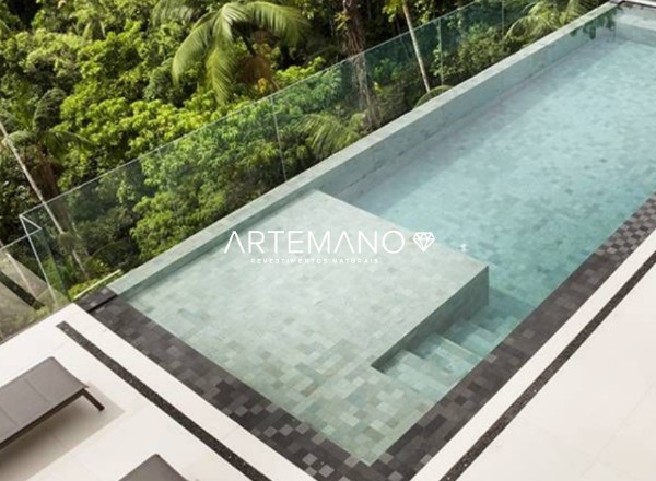 a pedra hitam e um piso atermico sendo ideal para revestir a borda da piscina como no projeto da imagem