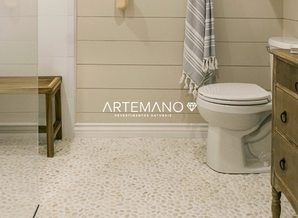 para criar uma ambiente mais clean o revestimento para lavabo escolhido foi o seixo telado bege da artemano revestimentos naturais