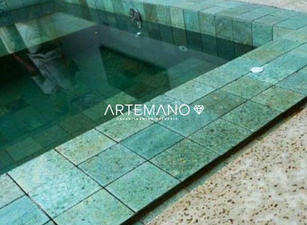 a pedra hijau e um piso atermico sendo ideal para revestir a borda da piscina e areas externas em geral