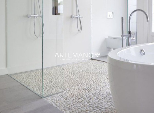 parede e piso proxima a banheira com seixo telado artemano