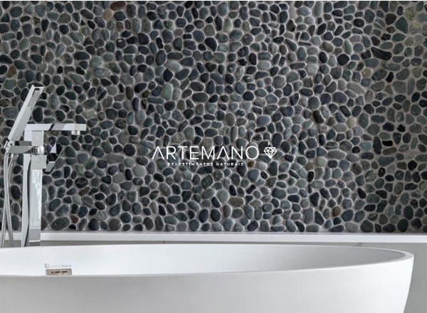 projeto diferenciado com aplicacao do seixo telado preto em contraste com a banheira branca