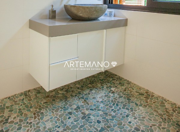 seixo telado verde aplicado ao piso do banheiro