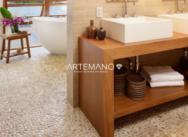 piso com pedras naturais artemano aplicado no banheiro