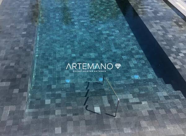 piscina revestida por pedra hitam artemano revestimentos naturais