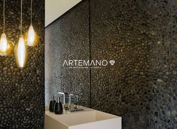 seixo telado preto revestindo parede de lavabo