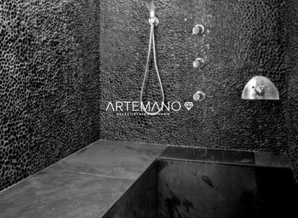 sauna sofisticada com paredes revestidas por seixo telado preto artemano