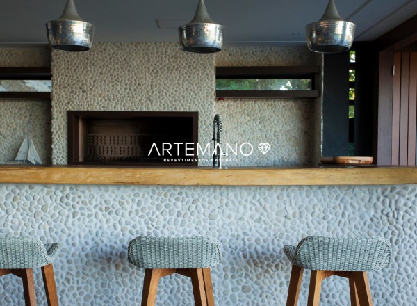 parede e bancada de area gourmet com seixo telado artemano