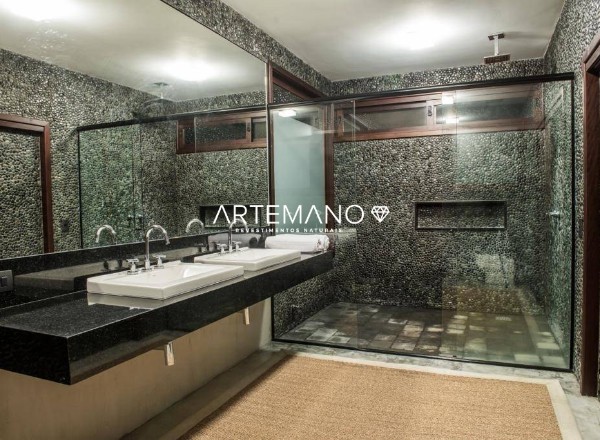 projeto sofisticado com revestimento natural preto aplicado nas paredes