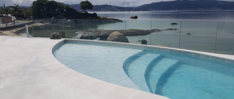 piscina revestida por pedra agua-marinha artemano revestimentos naturais