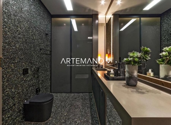 banheiro moderno revestido por seixo telado preto artemano
