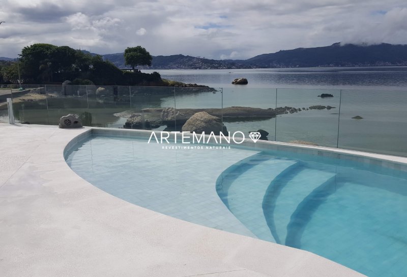 piscina sofisticada com revestimento de agua-marinha pedra natural artemano 
