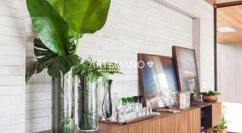 decoracao de estilo escandinavo conta com revestimento de tijolinho artemano