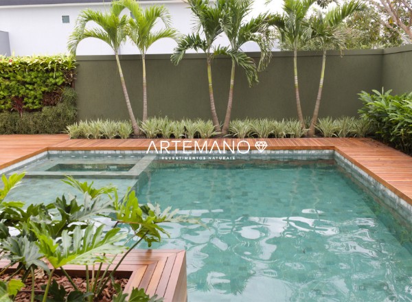 projeto de decoracao de jardim com pedras naturais revestindo o interior da piscina
