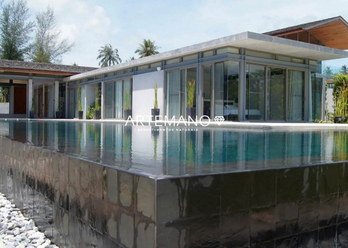 Casa com projeto moderno e sofisticado, combinando perfeitamente com a piscina revestida com pedra hitam
