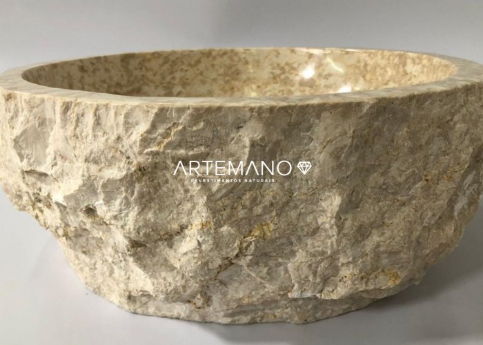 Cuba de mármore travertino bege Artemano Revestimentos naturais vista lateral.