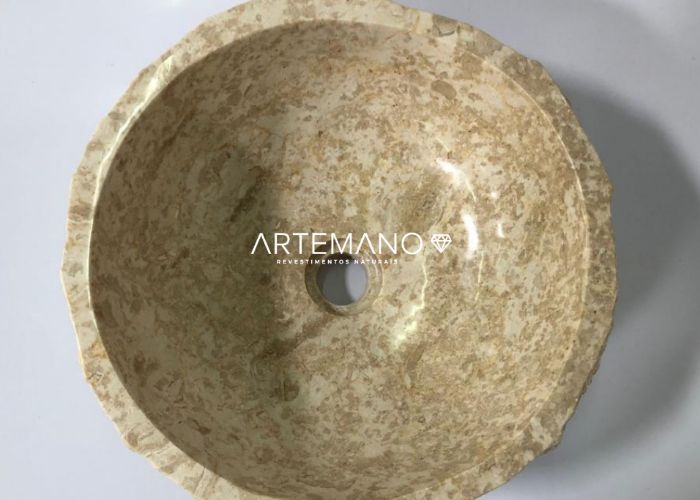 Cuba esculpida para banheiro em pedra mármore bege Artemano Revestimentos Naturais com vista superior.