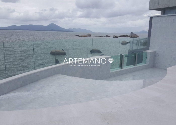 Projeto artemano revestimentos naturais com pedra água-marinha em piscina
