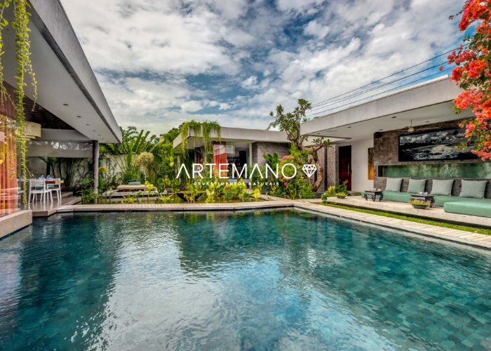 Casa com belo projeto paisagístico integrado à piscina com pedra hitam Artemano