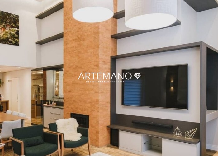 Sala de estar moderna com um toque de rusticidade em uma das paredes revestidas por tijolo inglês Tanzânia.