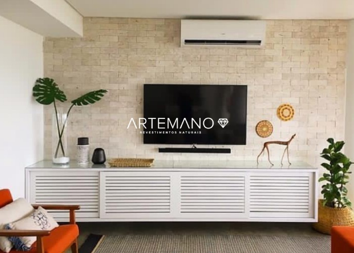 Painel para televisão feito com mármore travertino anticato Artemano.