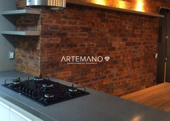 Cozinha moderna com parede revestida por tijolo inglês, dá um ar de rusticidade ao ambiente.