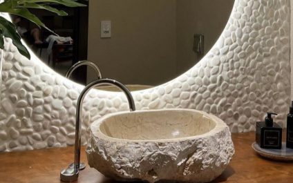 lavabo sofisticado revestido por seixo telado artemano e cuba de pedra natural