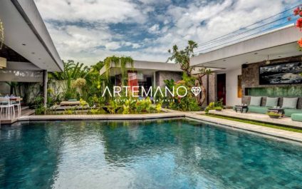 Área externa da residência com belo projeto paisagistico e piscina com pedra hitam Artemano
