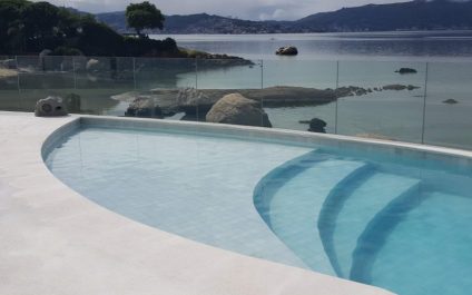 piscina revestida por pedra agua-marinha artemano revestimentos naturais